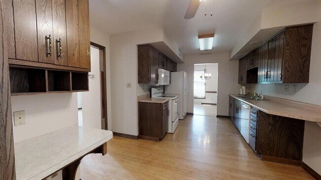 Building Photo - 933 High Meadow Dr
