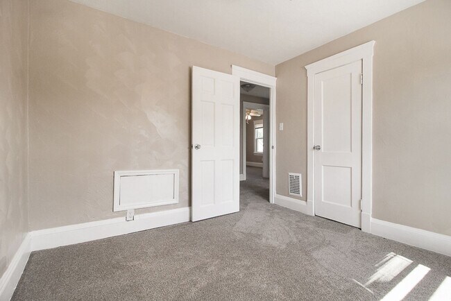 Building Photo - Must See!! Renovated Spacious Single Family House!