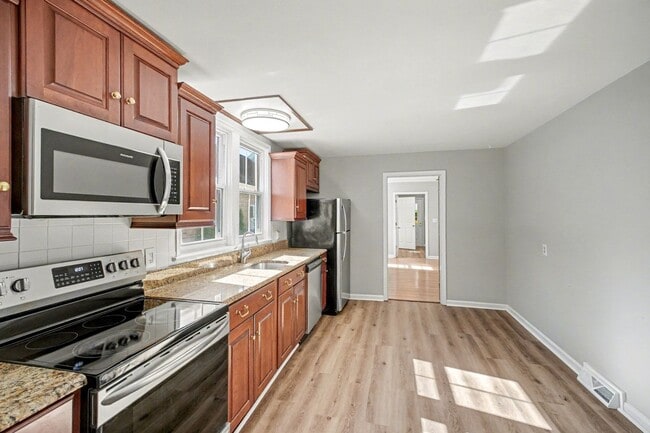 Building Photo - Charming 3-bedroom 2 bathrooms in Downtown...