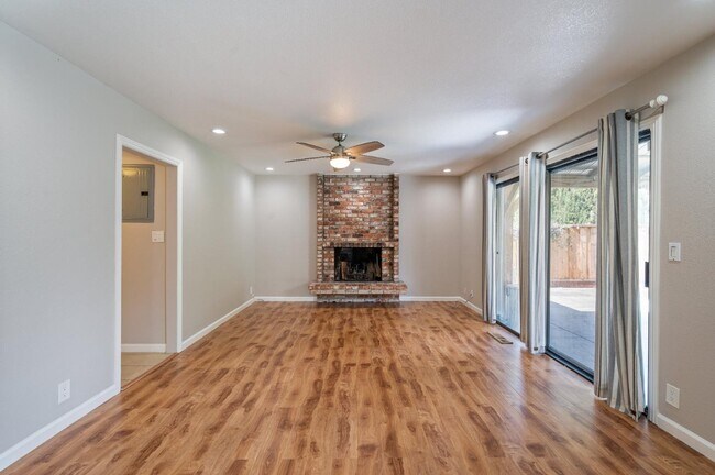 Building Photo - 3661 Slopeview Dr