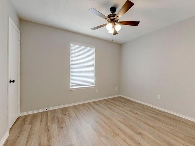 Building Photo - 2BED/ 1.5BATH