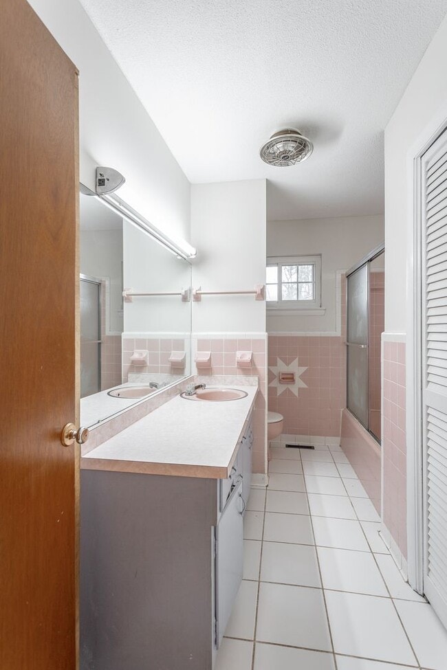 Building Photo - 3 Bedroom · 2 Bath Home in East Brainerd N...