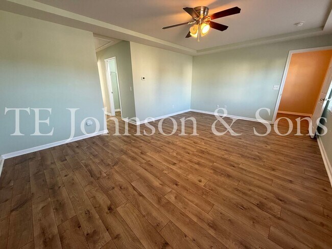 Building Photo - Spacious 4 Bedroom Home with Fenced Yard & Two Car Garage in Clemmons
