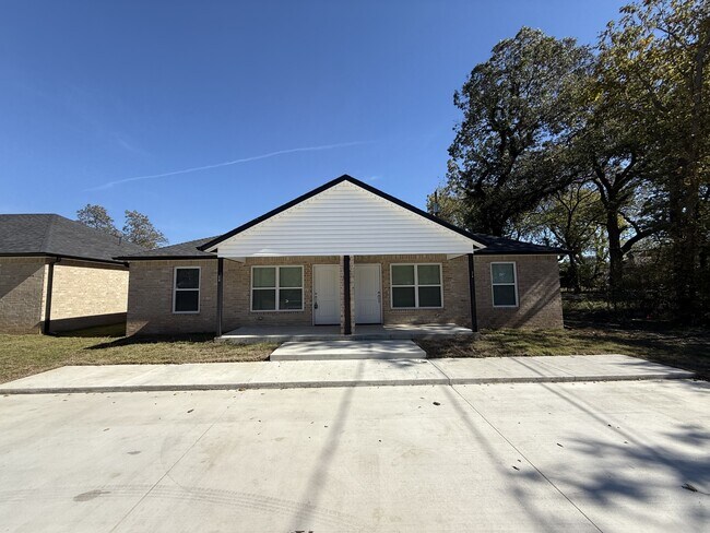 Primary Photo - 220 N Johnston Ave