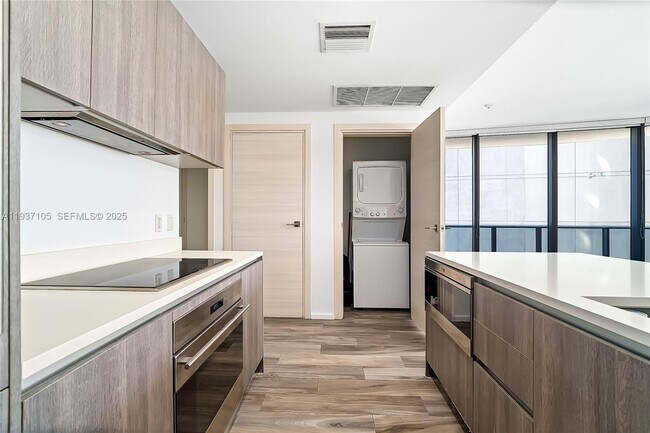 Building Photo - 801 S Miami Ave