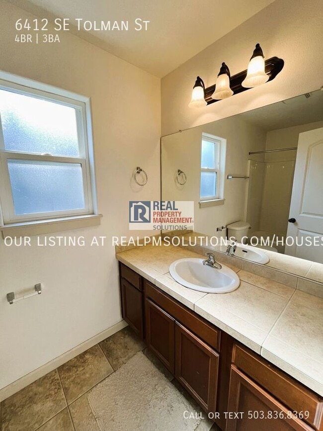 Building Photo - 6412 SE Tolman St