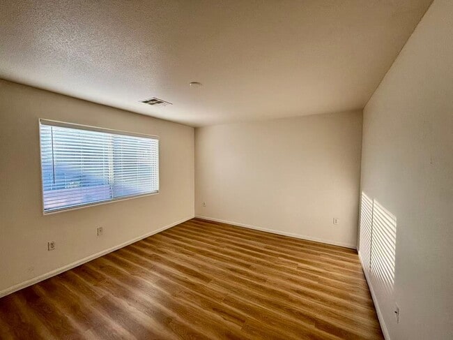 Building Photo - Nice two-story single-family house