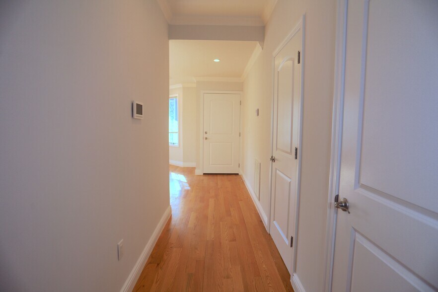 Building Photo - 106 Poplar St