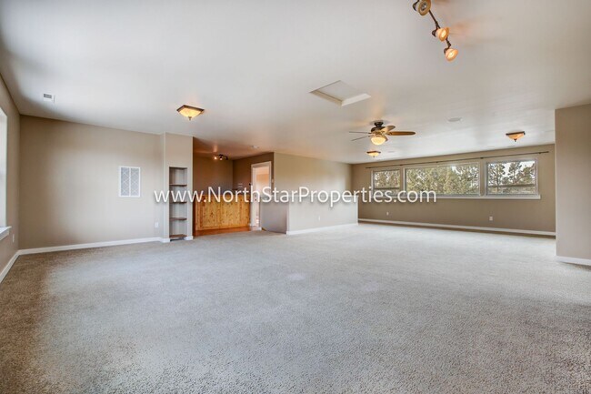 Building Photo - Beautiful Home On 10 Acres. Horse property