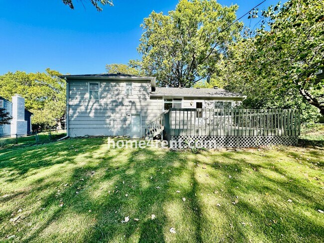 Building Photo - Attractive Overland Park Home w/ Wood Floo...