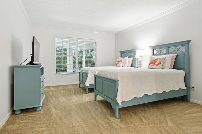 Building Photo - 2737 Ocean Dr