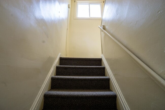 Building Photo - Available 6/1/26 - 4 Bedroom Duplex Close ...