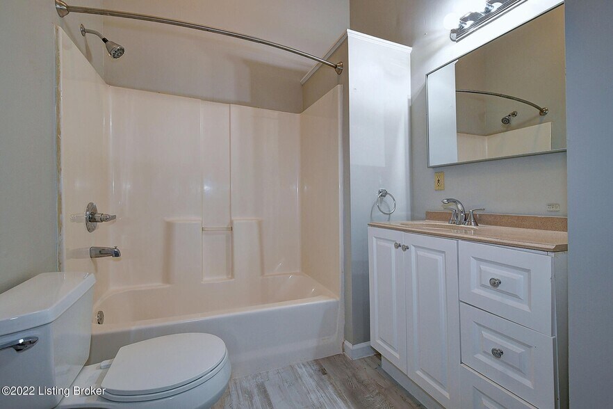 Full bathroom - 1216 S 1st St