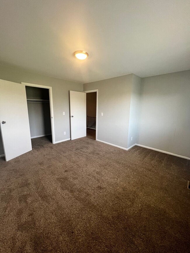 Building Photo - Spacious 2 bedroom/1.5 Bath Townhouse with...