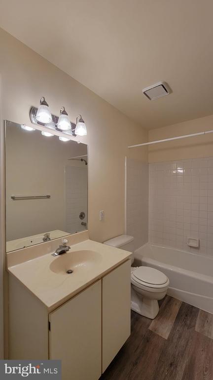 Building Photo - 295 N Sycamore St