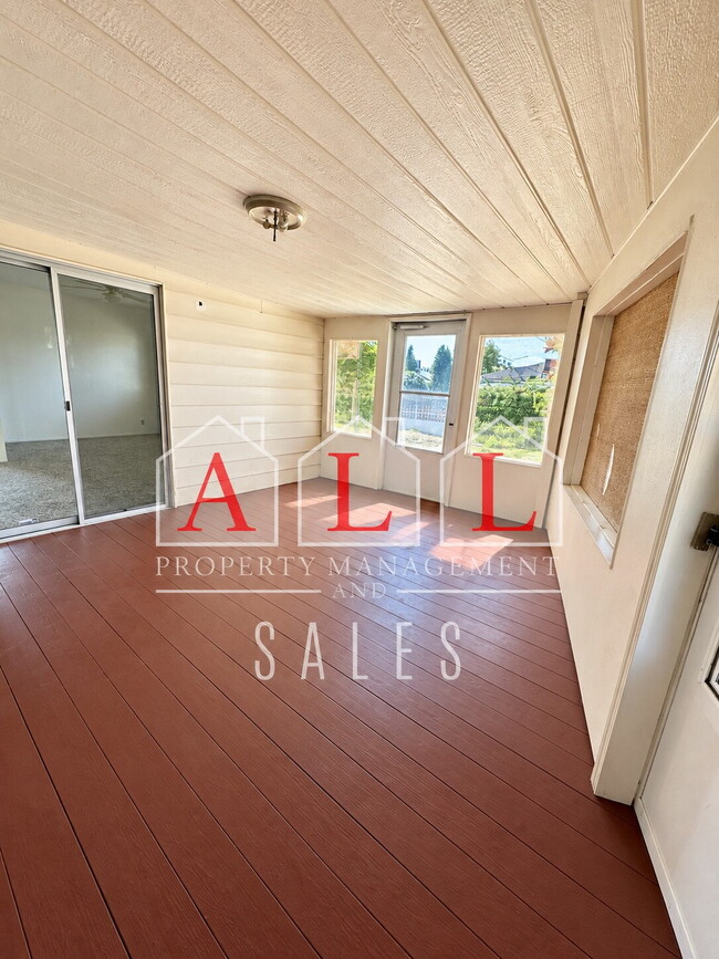 Building Photo - 2520 La Siesta Dr