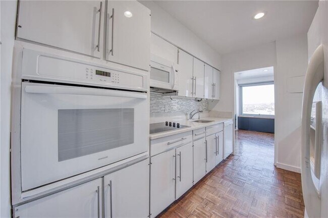 Building Photo - 320 Fort Duquesne Blvd