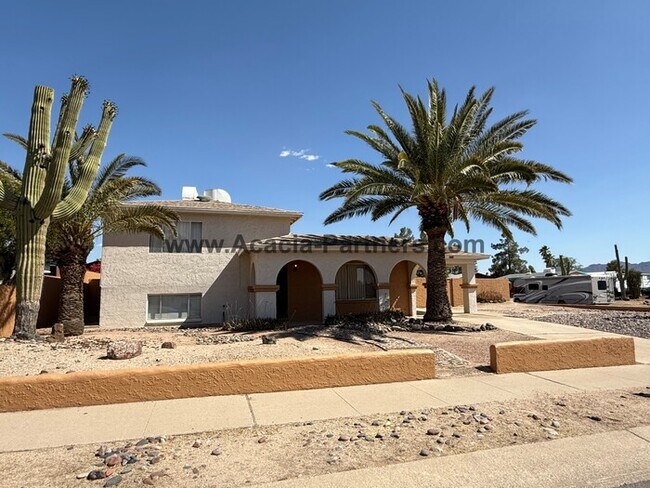 Building Photo - Three Bedroom Multi Level Home