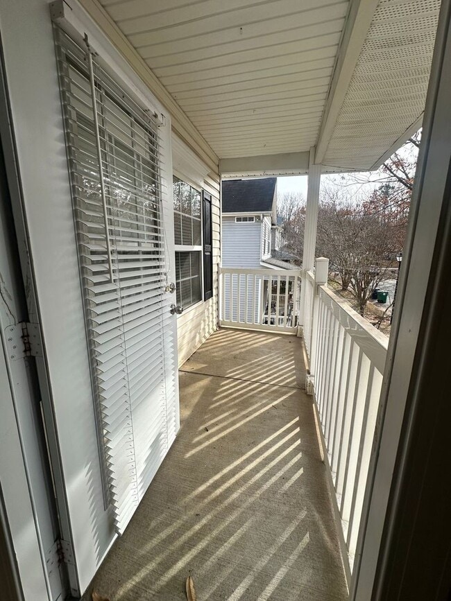 Building Photo - Available now! Lake-area living, 2 Bedroom Apartment