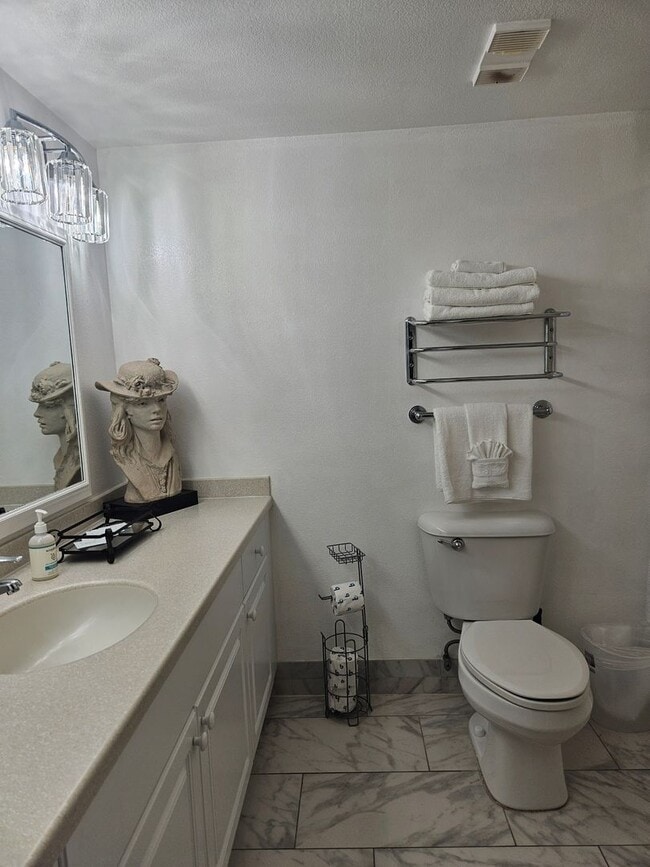 Building Photo - 1 BEDROOM 1 BATH CONDO