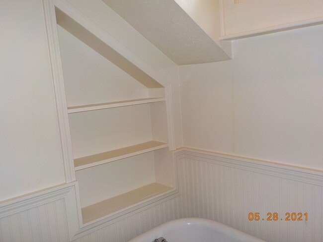 Building Photo - Available 6/1/26 Charming Two Story Single...