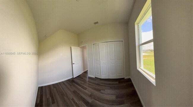 Building Photo - 1060 Capri Cir