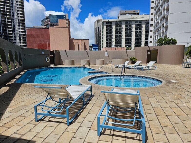 Pool & jacuzzi - 1910 Ala Moana Blvd