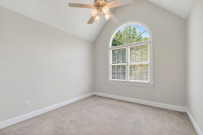Building Photo - Move-In Ready Gem in Sought-After Dover Ridge!