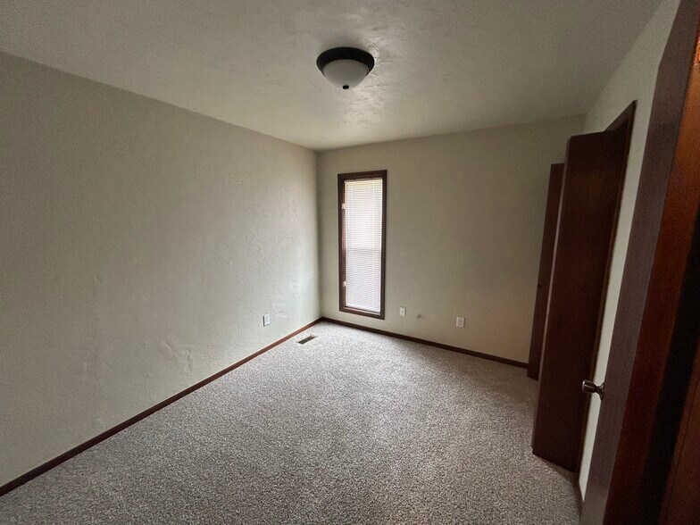 Building Photo - 607 N Robin Way