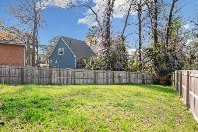 Building Photo - APPLICATIONS PENDING - Gorgeous 4be/3ba With Fenced-In Backyard