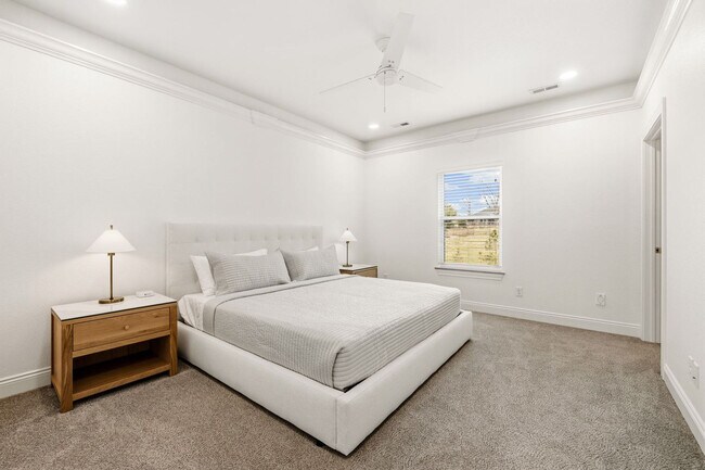 Building Photo - 802 NW D St