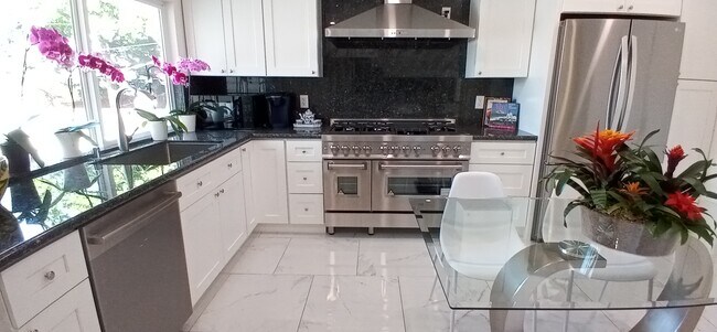 Building Photo - 3947 Via Milano