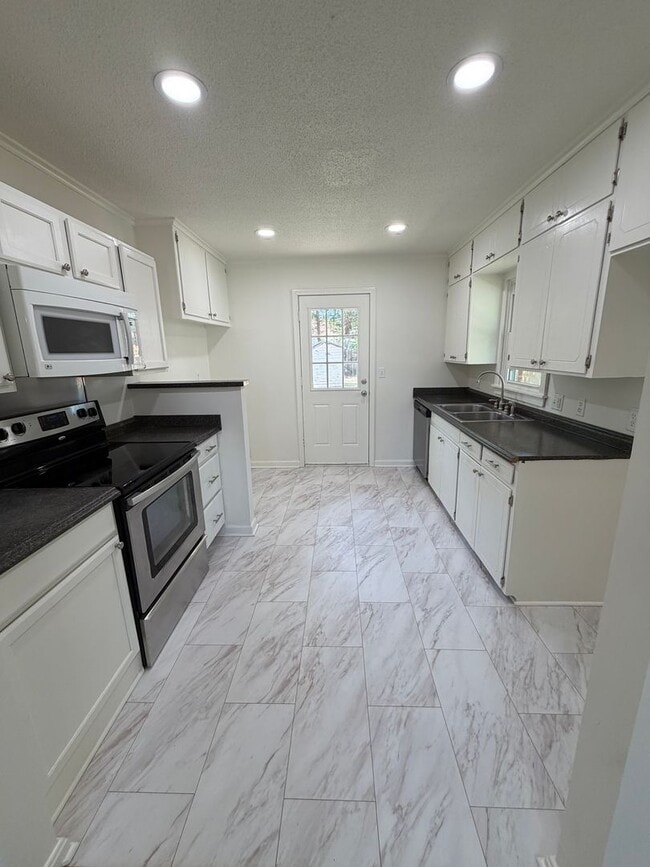 Building Photo - Bright, Updated 3 Bedroom Home with Modern Finishes