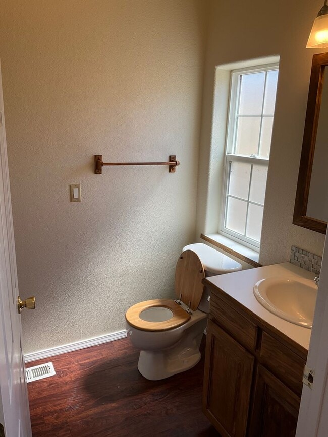 Building Photo - 4 Bed 3 Bath Home with Expansive Country V...