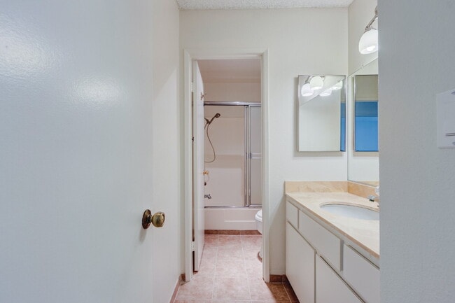 Building Photo - Resort-style amenities in a highly desirab...