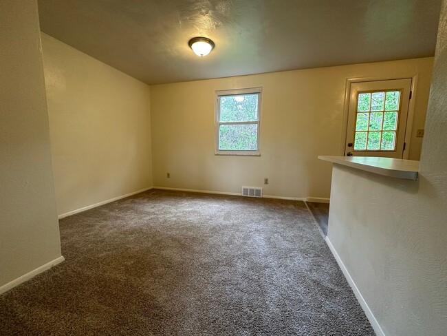 Building Photo - Wonderful Two Bedroom Townhouse in Plum! P...
