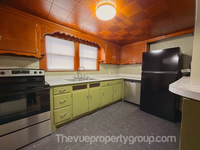 Building Photo - Charming Three-Bedroom with Garage & Fenced Yard