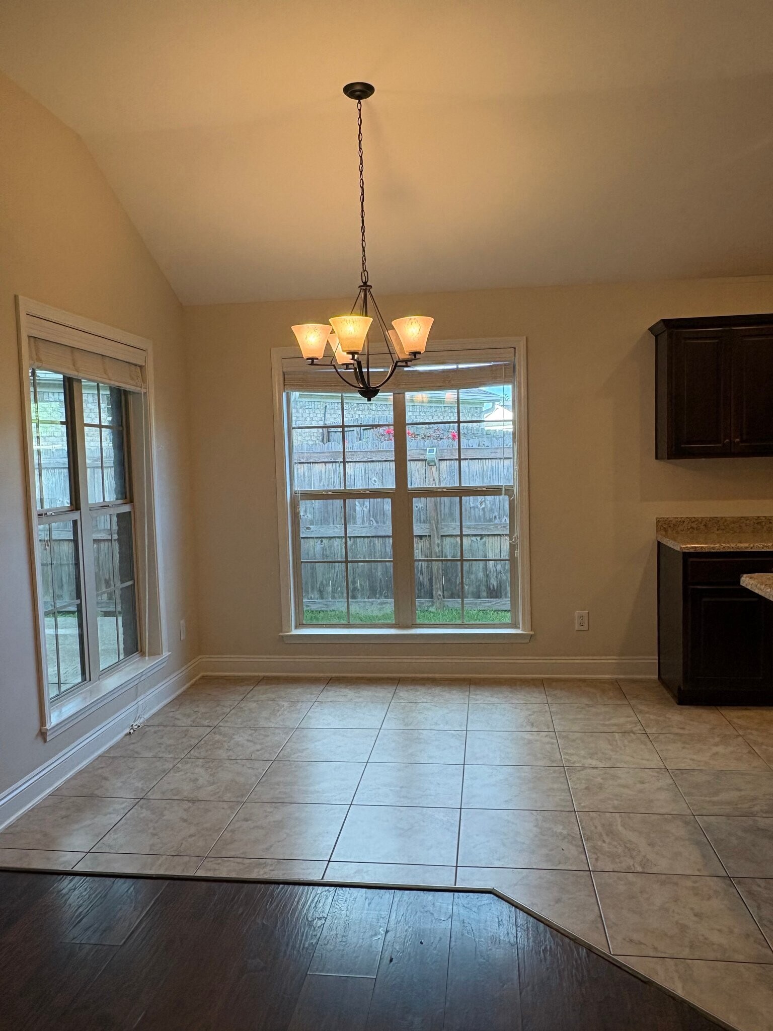 Building Photo - 986 Tudor Ln