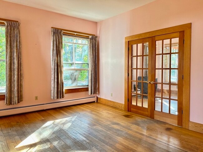 Building Photo - 527 Main St