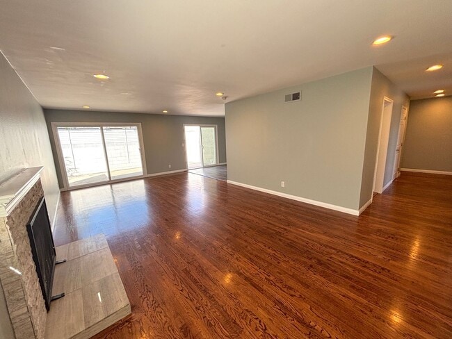Building Photo - Clean and Upgraded 4 Bedroom Home Availabl...