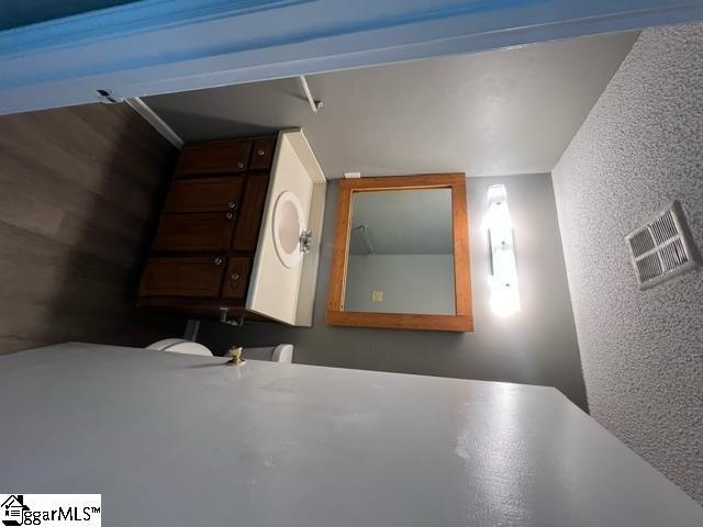 Building Photo - 18 Lake Dr