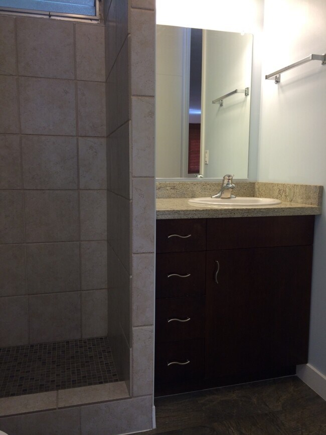Building Photo - Makiki Bel-Aire - 1 BEDROOM/1 PARKING