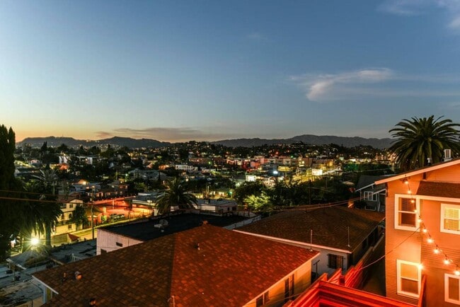 Building Photo - Updated 1 Bed 1 Bath in the Heart of Echo Park - Parking, laundry and great views!