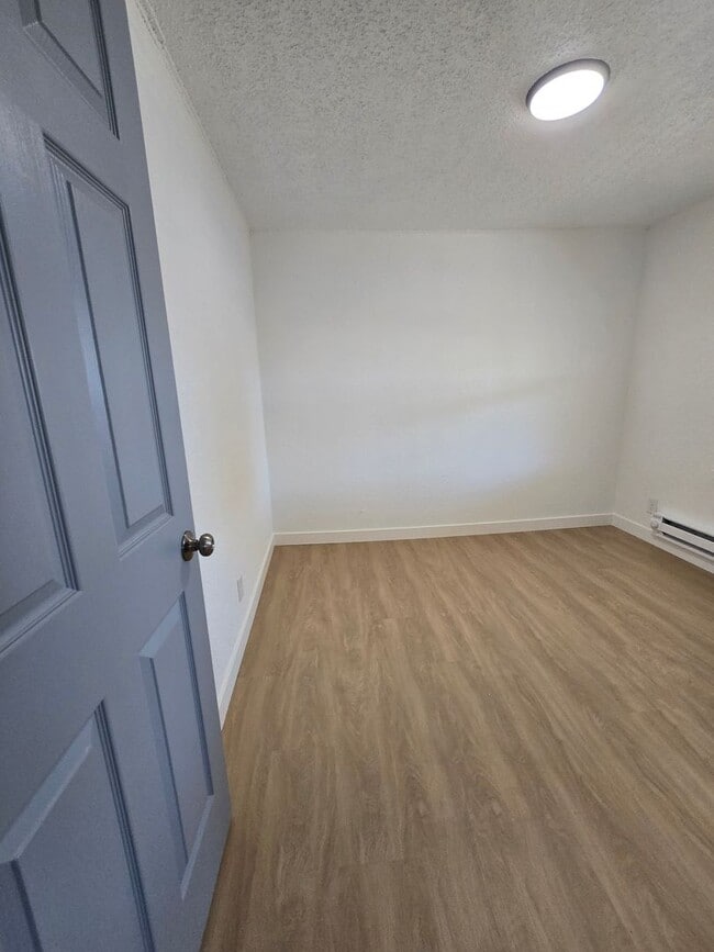 Building Photo - Freshly Remolded 2 Bedroom Apartment Move-...