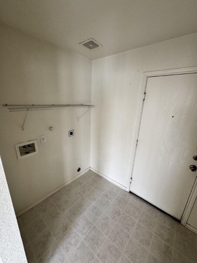 Building Photo - Beautiful home located in the desirable Ga...