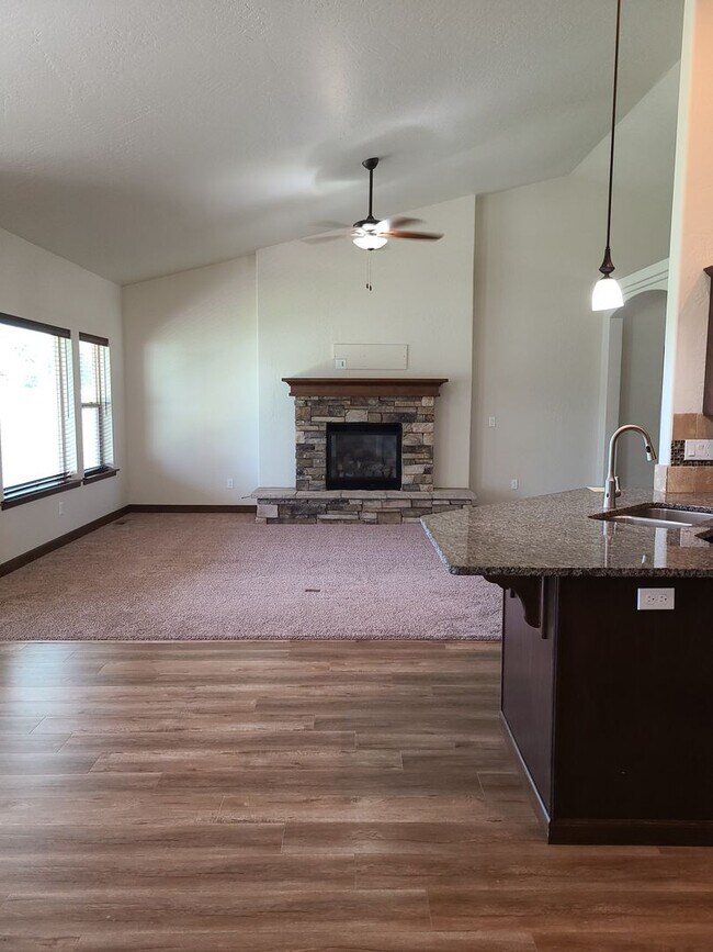 Building Photo - Beautiful Custom 3 bedroom 2 bath Home for...