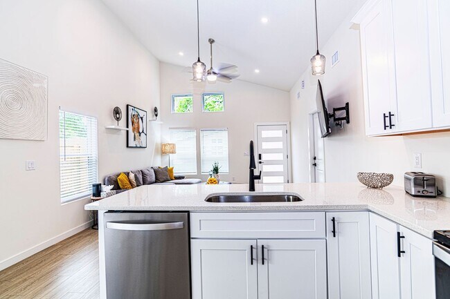 Building Photo - Spacious Fully Furnished 3BR/3BA home in a...