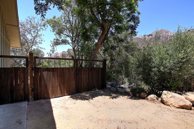 Building Photo - 3021 Hidden Valley Ln