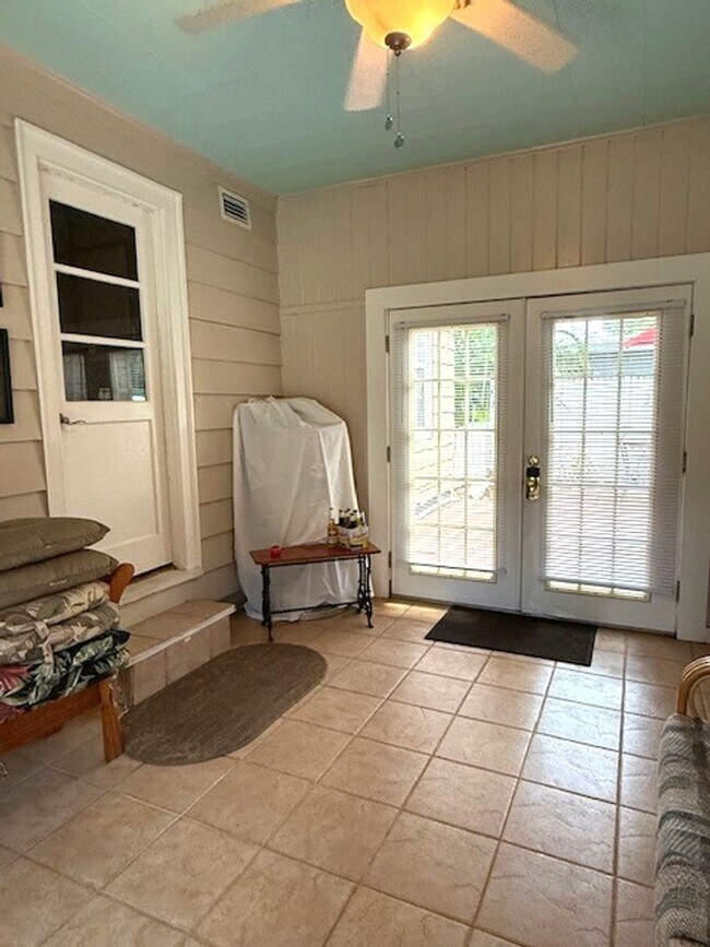 Building Photo - Downtown Bungalow