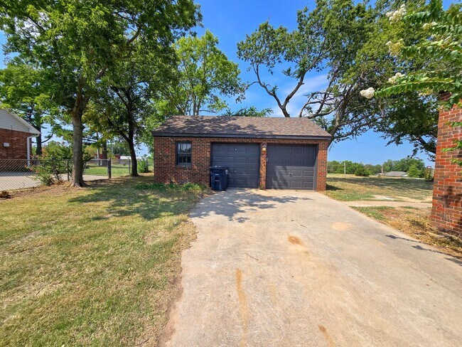 Building Photo - Cute 3 Bedroom Brick home in Shawnee
